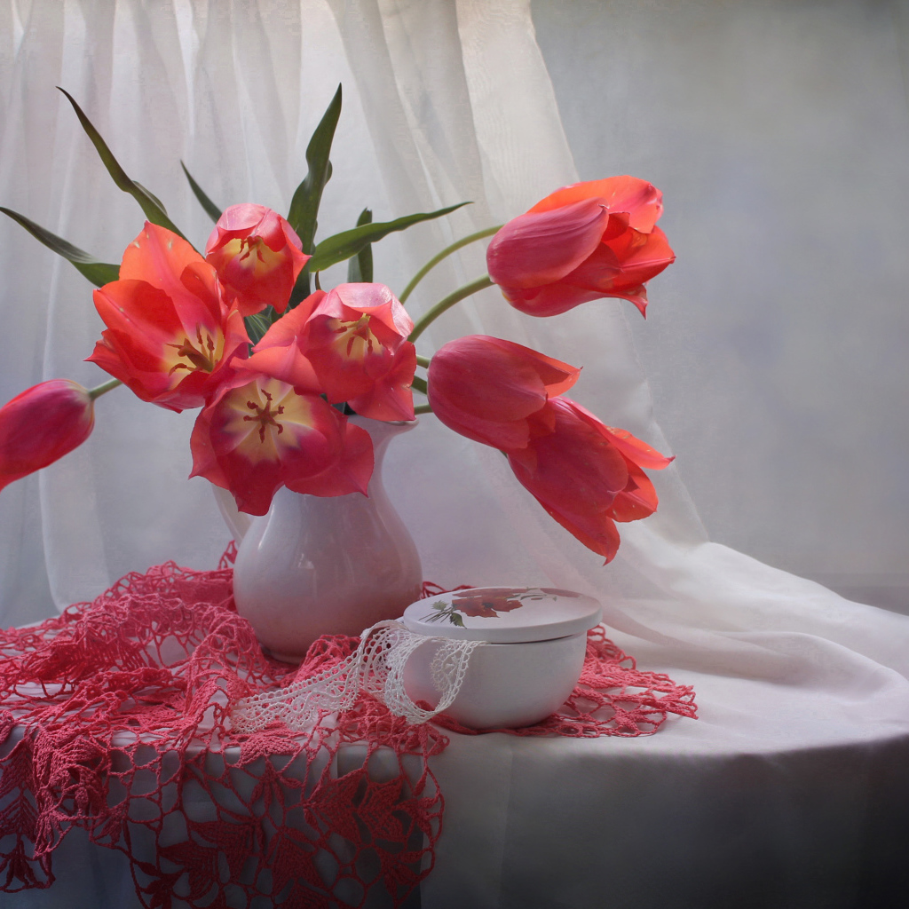 Букет розовых тюльпанов на столе со шкатулкой