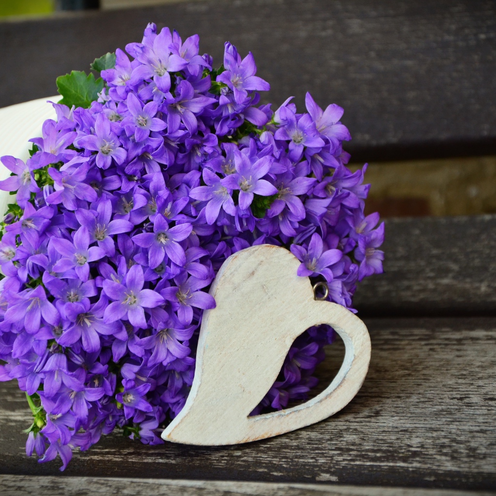 Букет фиолетовых колокольчиков с деревянным сердечком