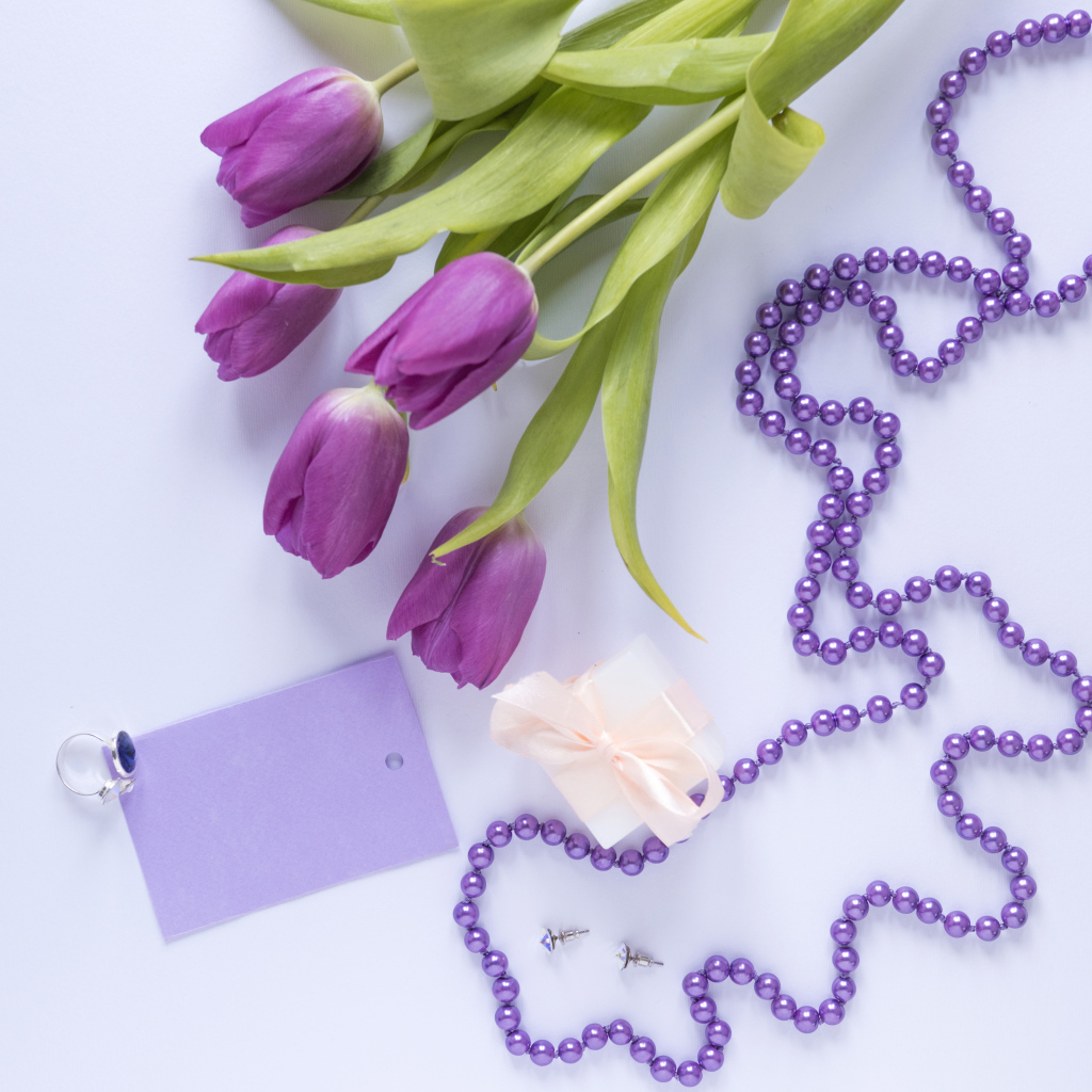 Букет фиолетовых тюльпанов с бусами