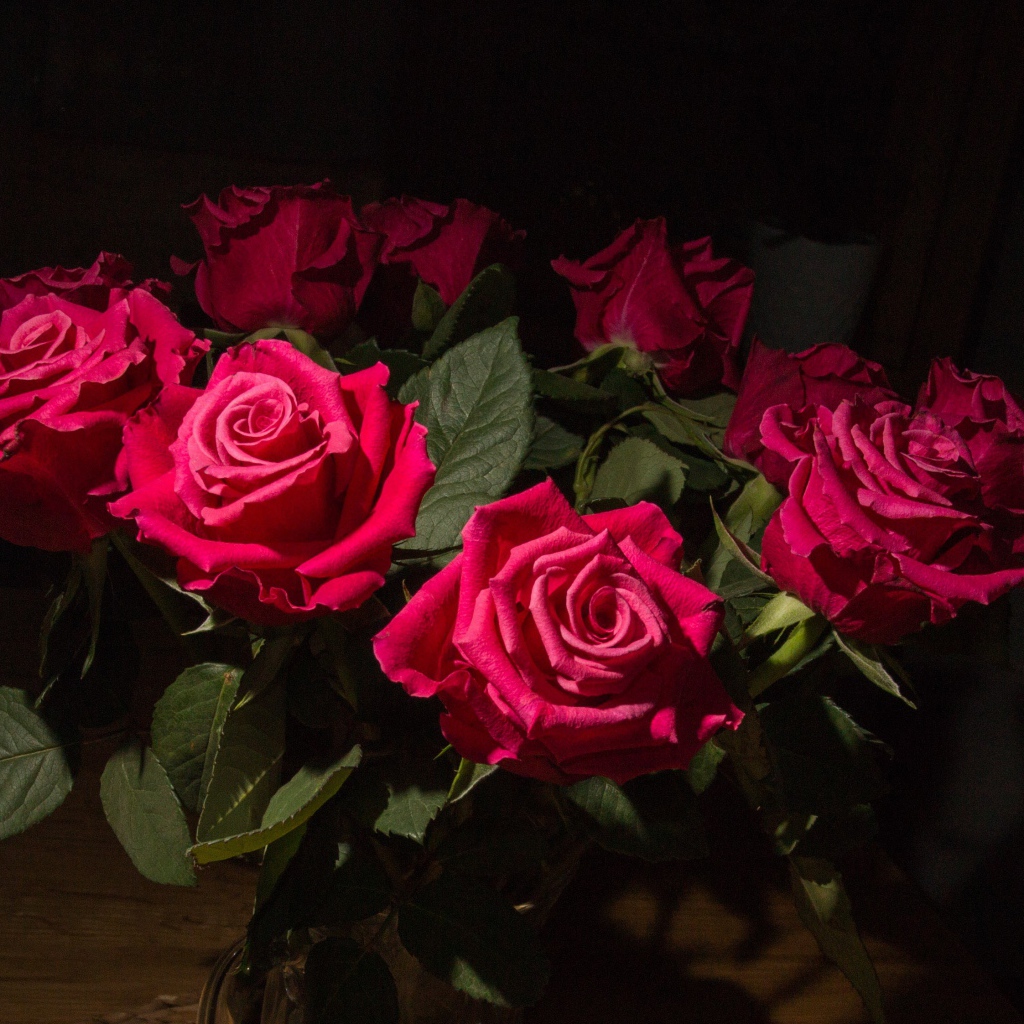 Букет красных роз на столе в комнате