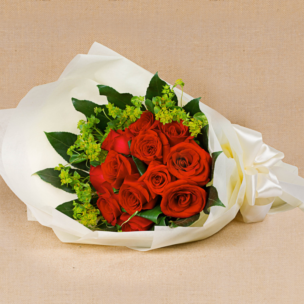Букет красных роз с белым бантом