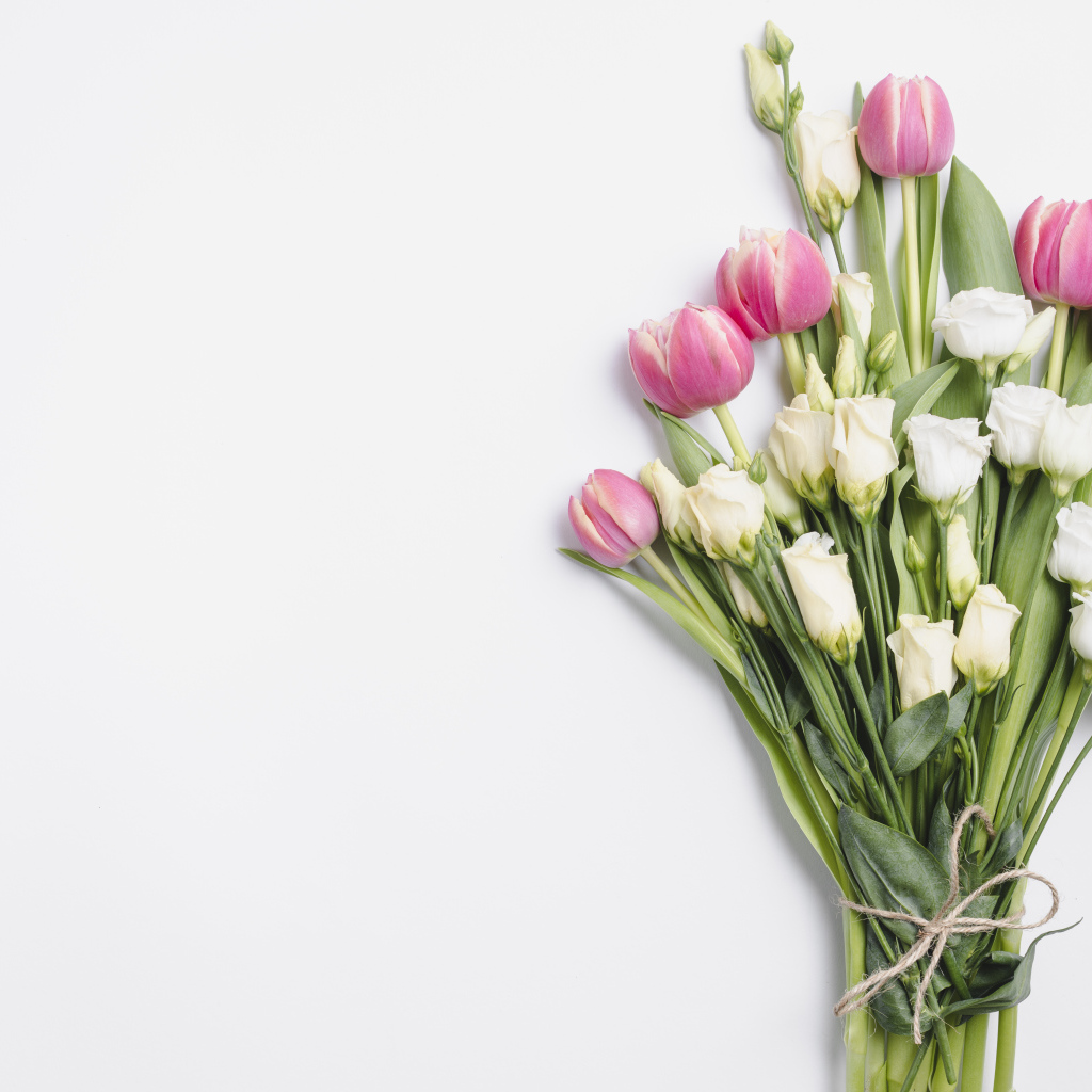 Букет тюльпанов и цветов эустомы на сером фоне, шаблон