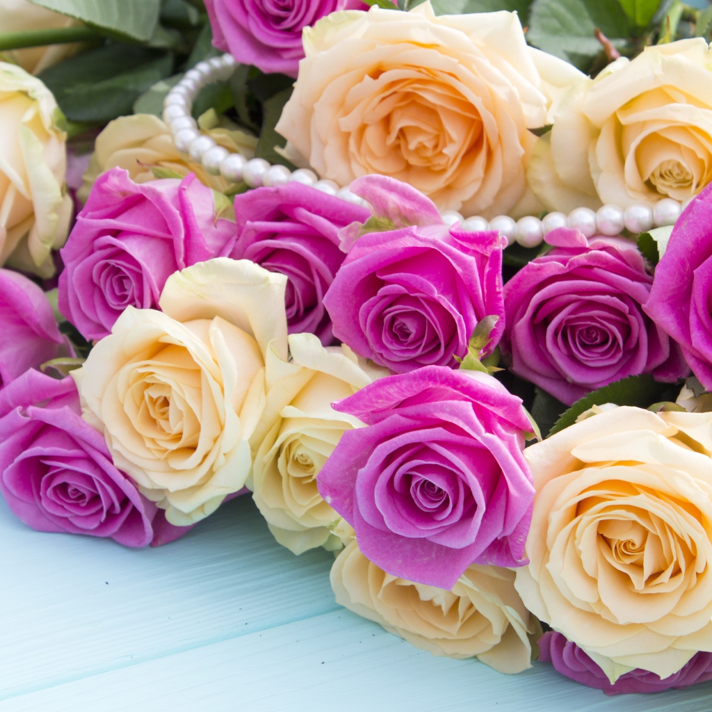 Букет белых и розовых роз с жемчужными бусами