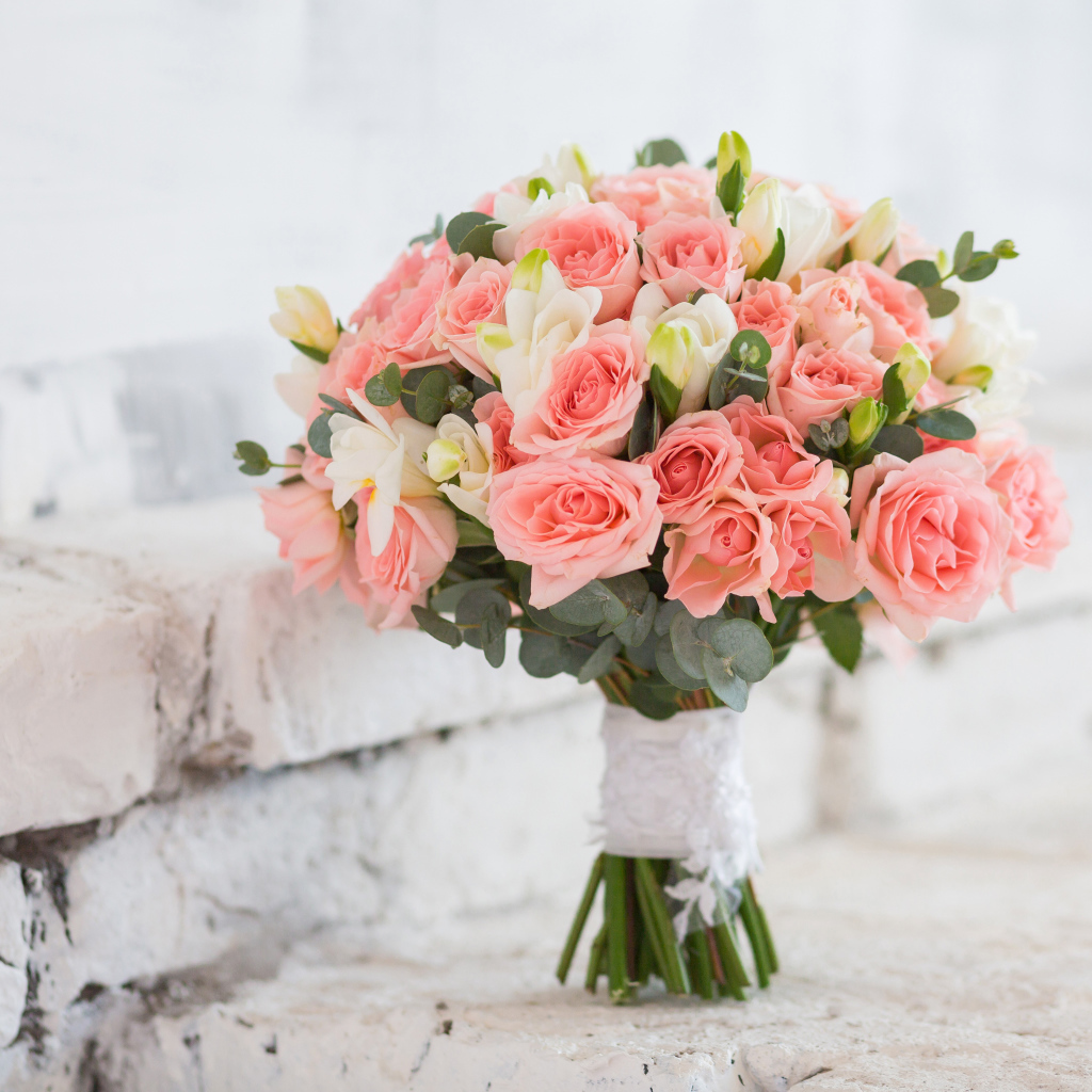 Букет с цветами розовых роз и белых цветов фрезии 