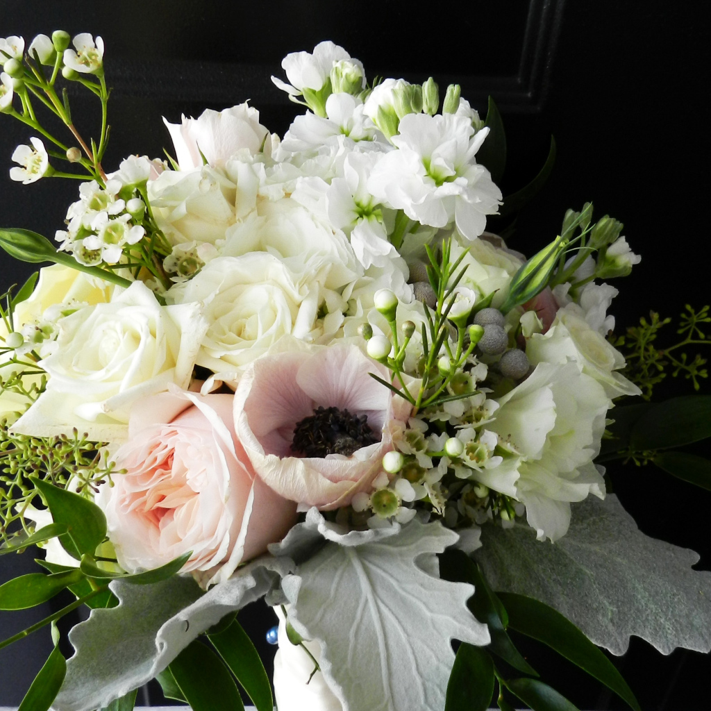 Букет с цветами розы,  анемоны и маттиолы