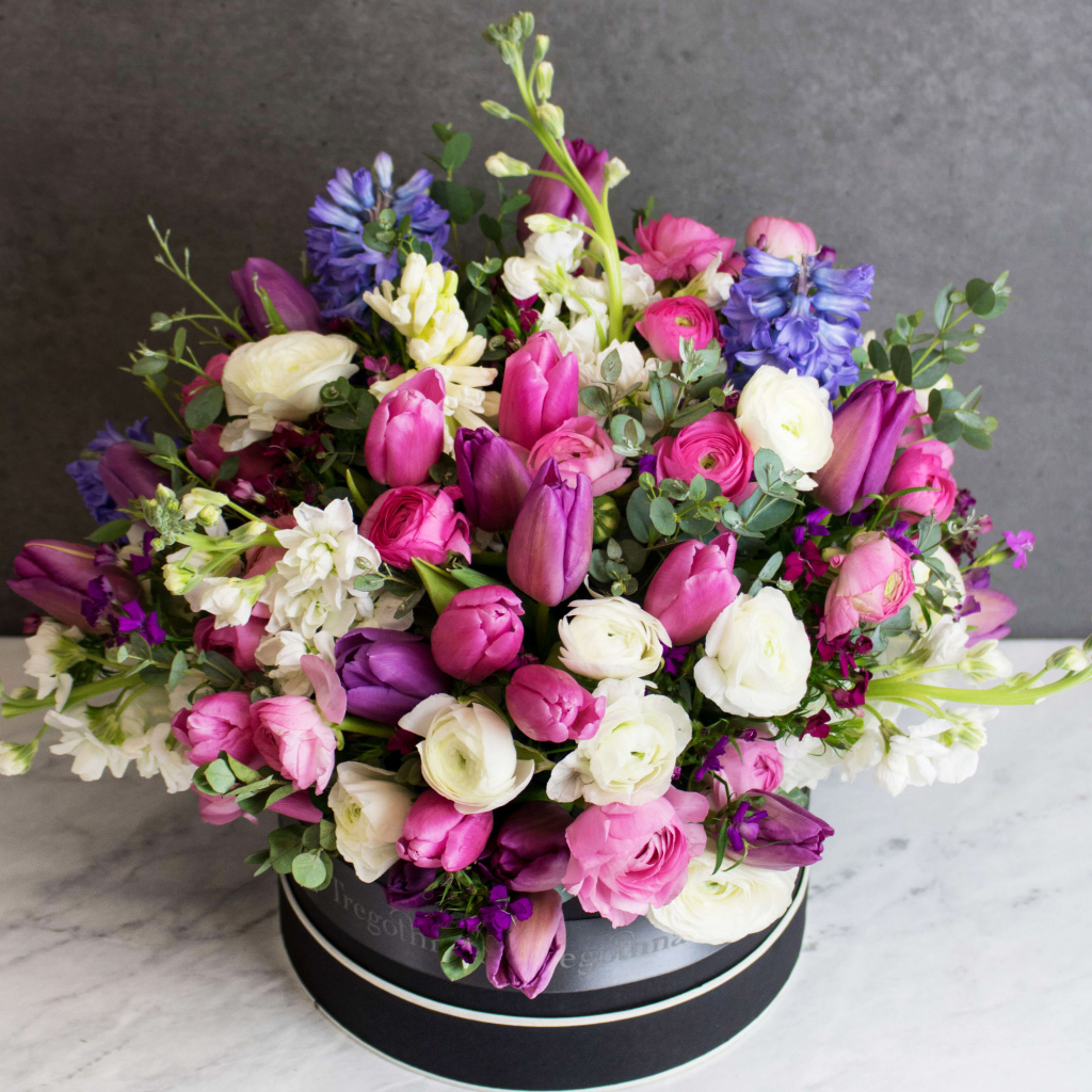 Букет с цветами розы, тюльпанов, маттиолы, и гиацинта 