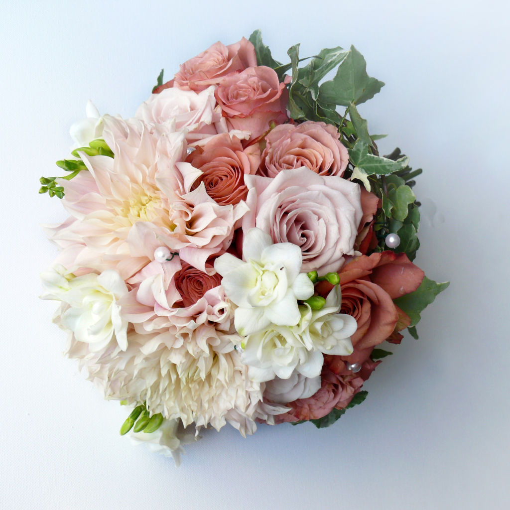 Букет с цветами роз и георгин на сером фоне 