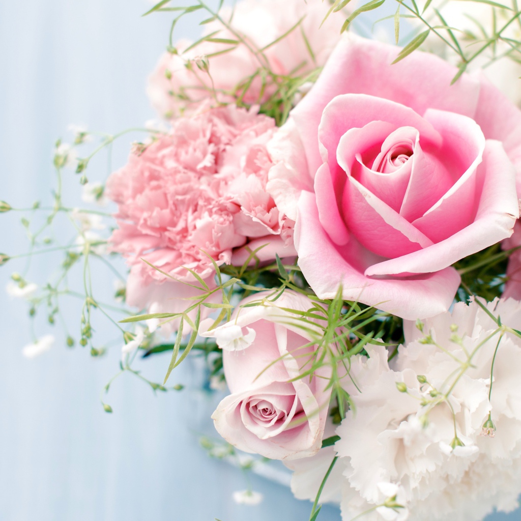 Букет с розами и розовыми пионами на голубом фоне