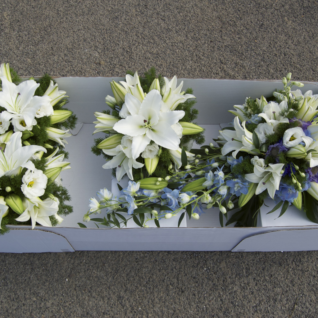 Букеты с белыми цветами лилии и эустомы