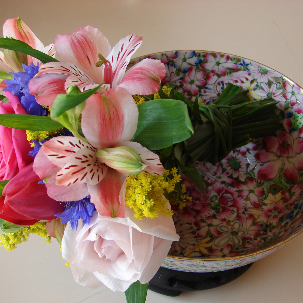 Нежный букет с цветами розы, тюльпана и альстромерии