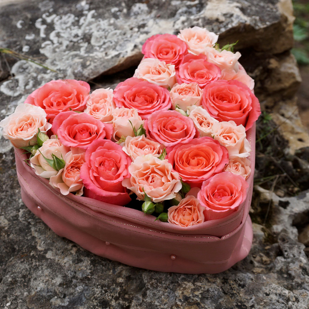 Нежные розы в коробке в форме сердца