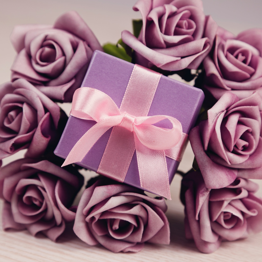 Подарок с сиреневыми розами 