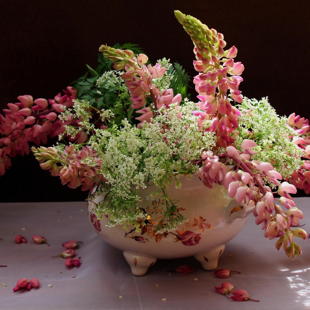 Розовые цветы люпина с полевыми цветами в вазе