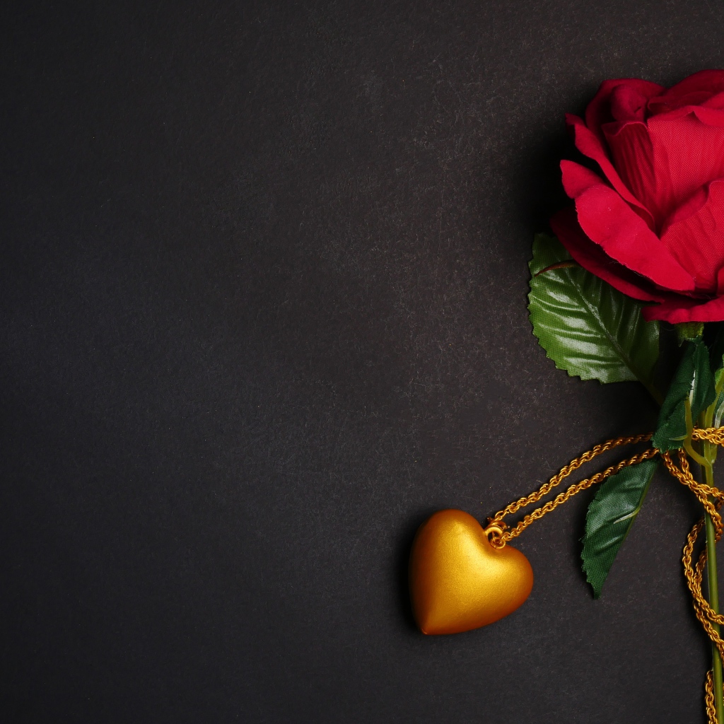 Красная искусственная роза с кулоном в форме сердца