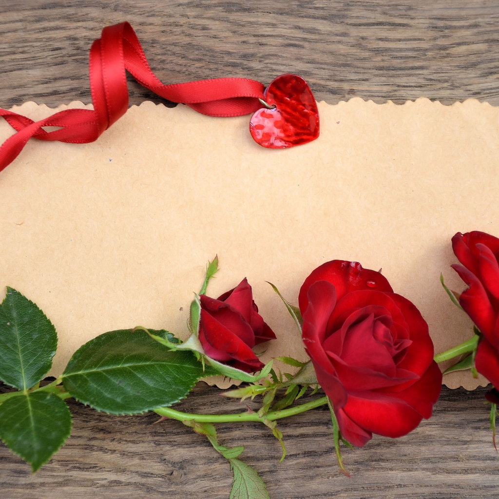 Красные розы и сердечко, фон для поздравительной открытки
