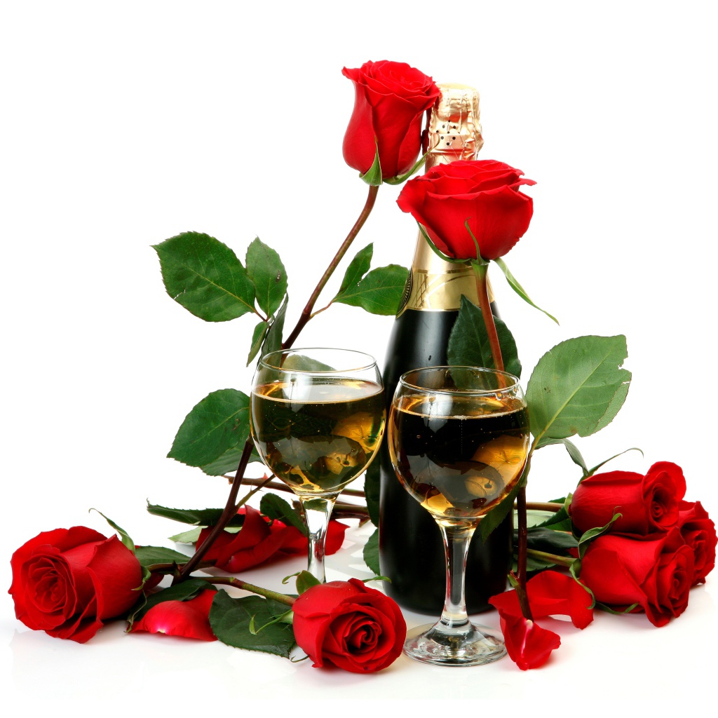 Красные розы с бутылкой шампанского и бокалами на белом фоне