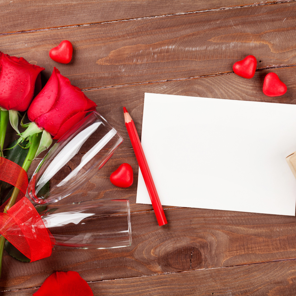 Три розы, два фужера и лист бумаги, шаблон поздравительной открытки