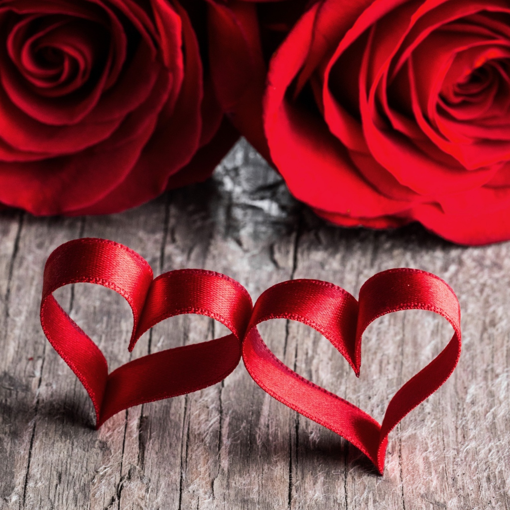 Две красные розы с красными сердцами из ленты