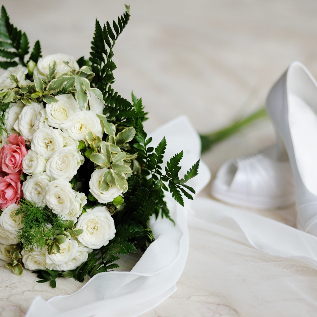 Свадебный букет роз с белыми туфлями