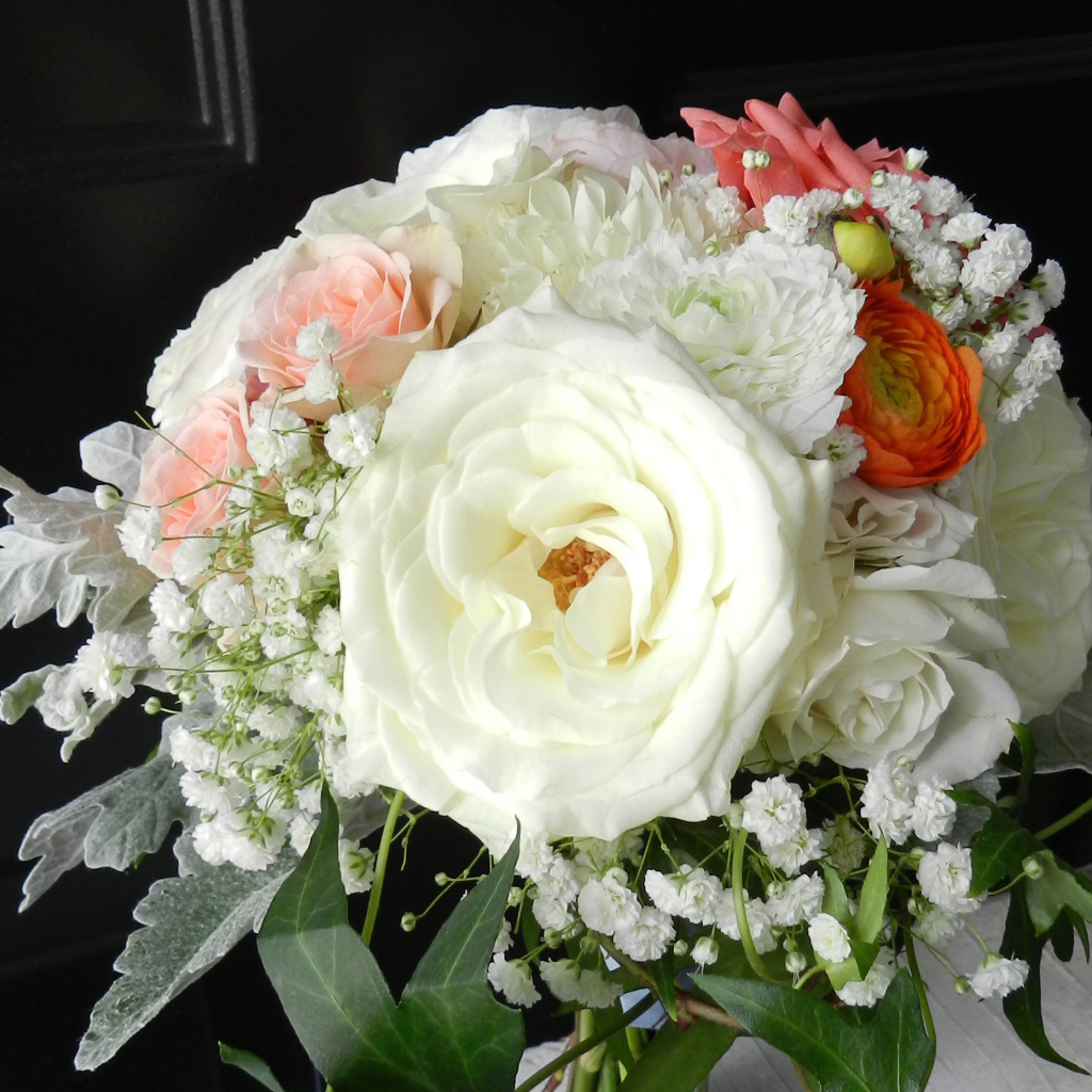 Свадебный букет с цветами роз, хризантем и лютиков