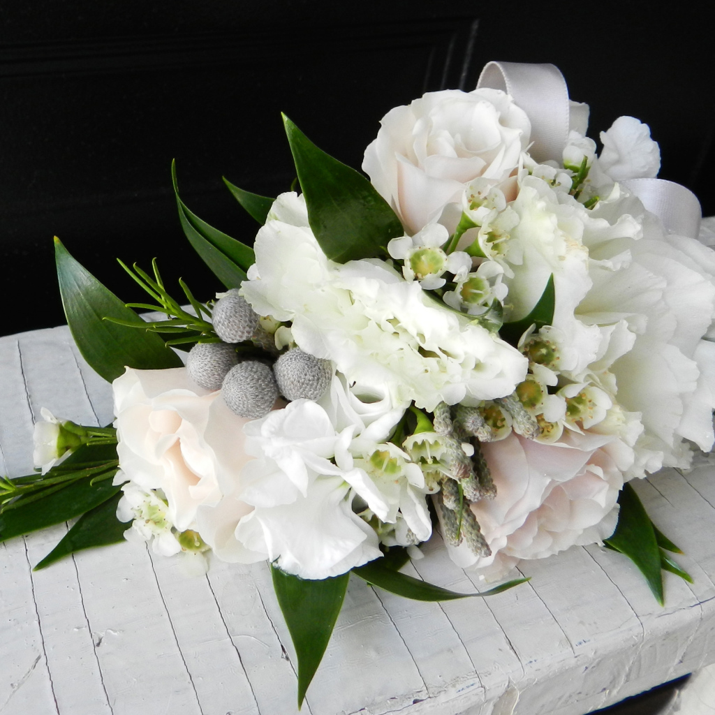 Свадебный букет с цветами розы и эустомы