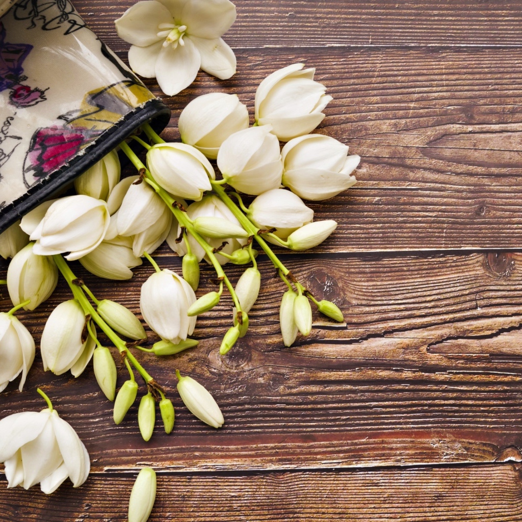 Белые цветы на деревянном фоне