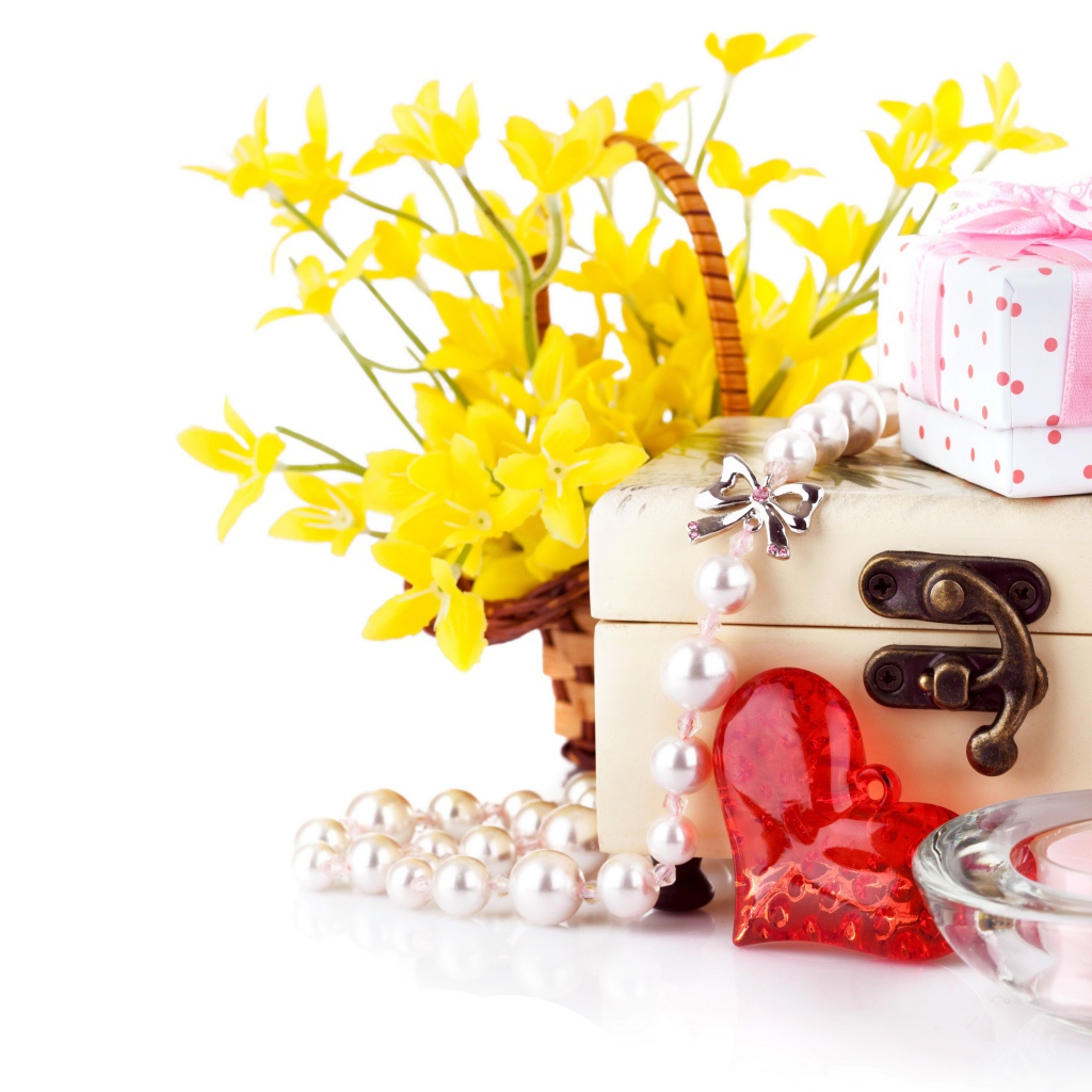 Желтые цветы с подарками на белом фоне