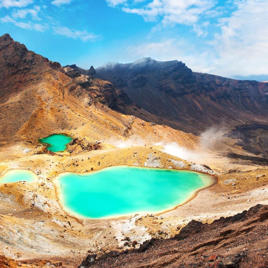 Горы и озеро в национальном парке Тонгариро, Новая Зеландия