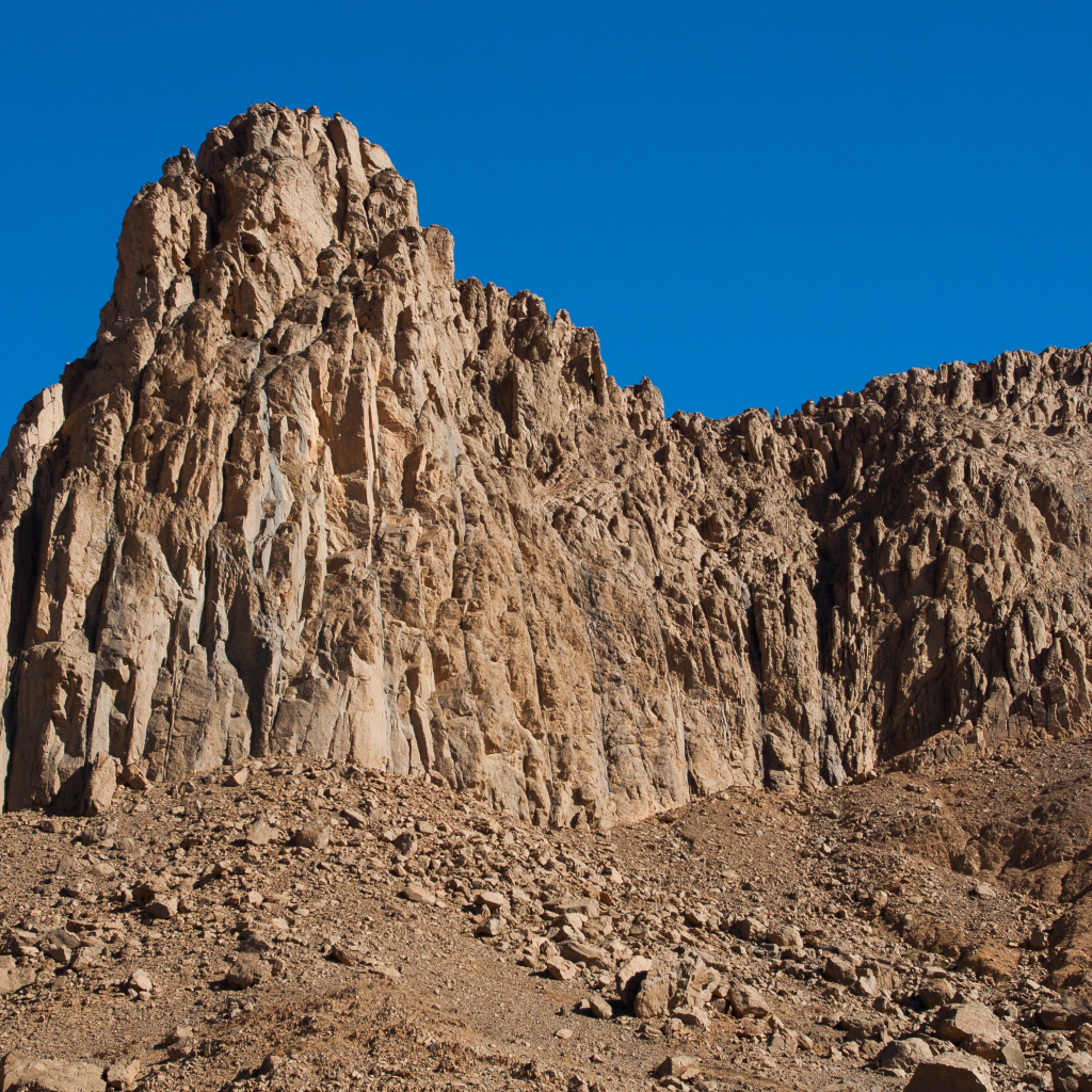 Скала под чистым голубым небом