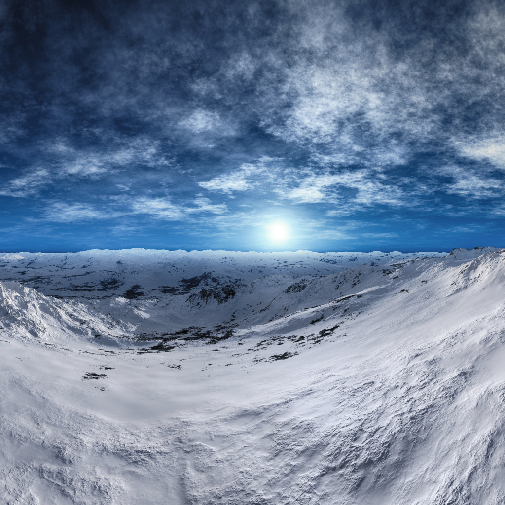 Заснеженные горные склоны под красивым голубым небом