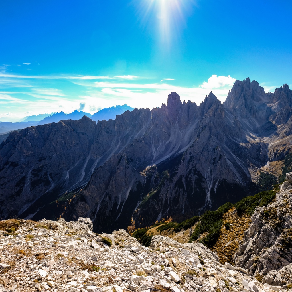 Яркое солнце в голубом небе над горами
