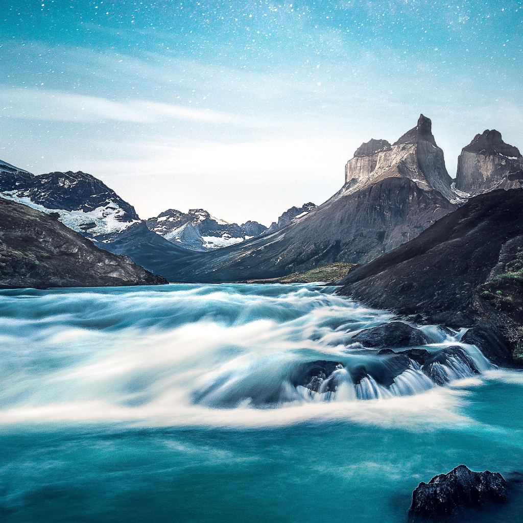 Быстрая горная река на фоне гор