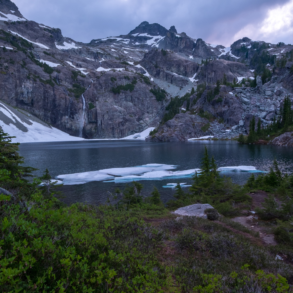 Озеро на фоне гор в национальном парке Глейшер. Канада