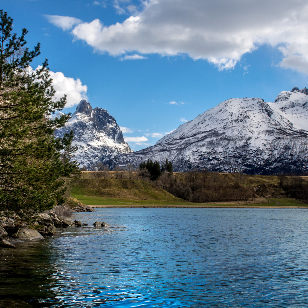 Горное озеро на фоне гор под красивым небом