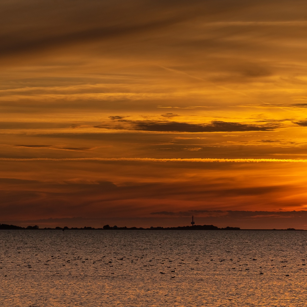 Спокойное море на фоне красивого неба на закате