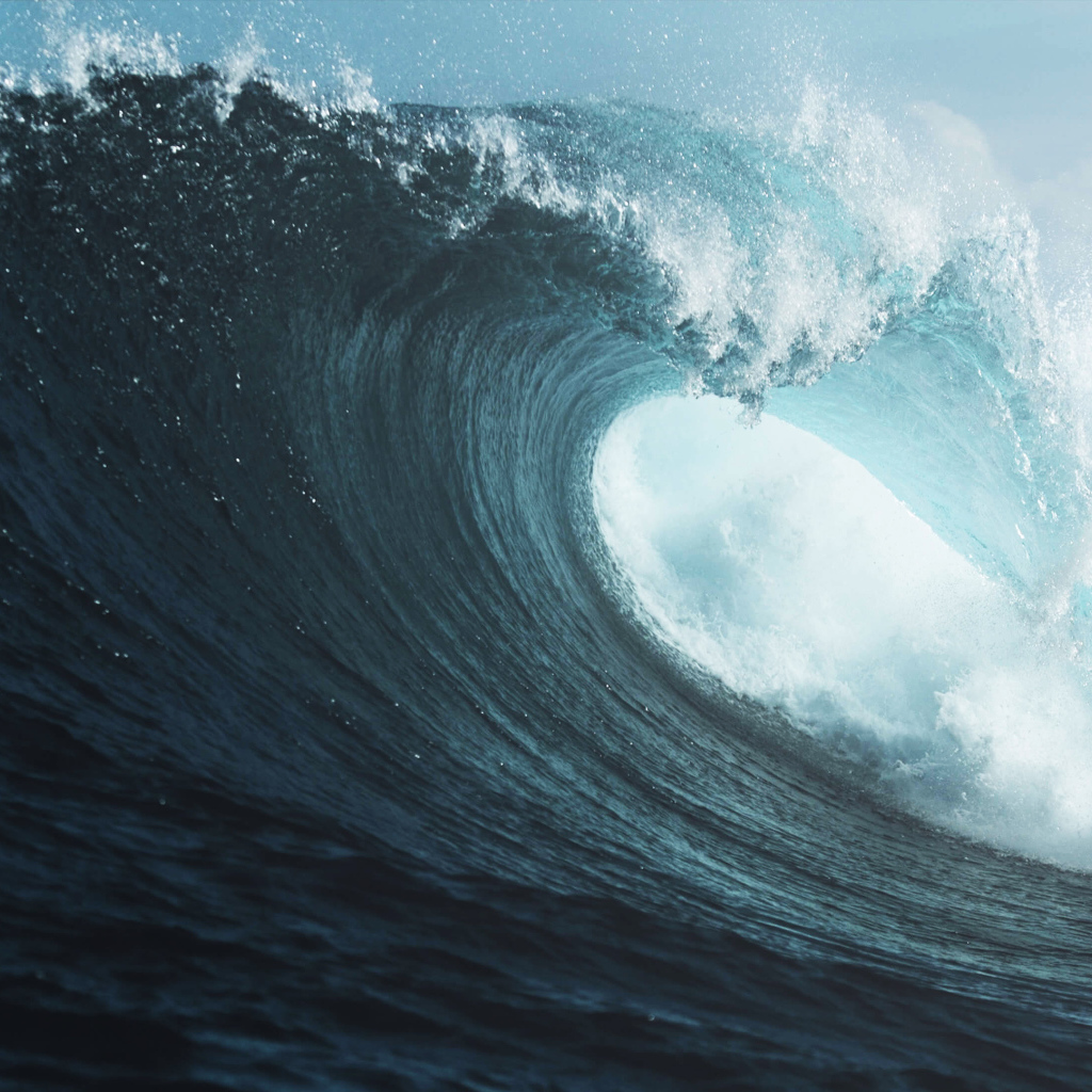 Высокая морская волна на фоне неба 