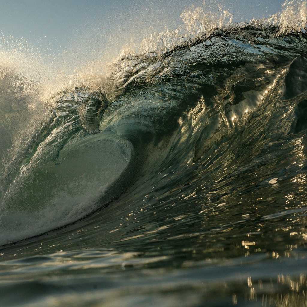 Высокая волна в море летом