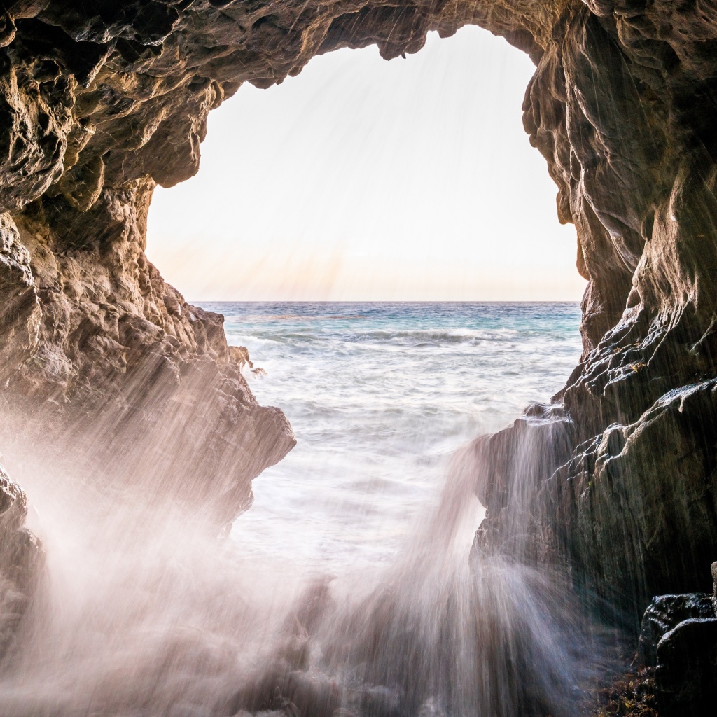 Брызги моря бьются о скалы