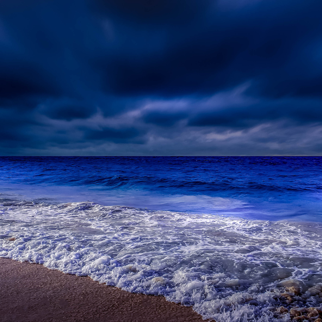 Ночь окутала морское побережье