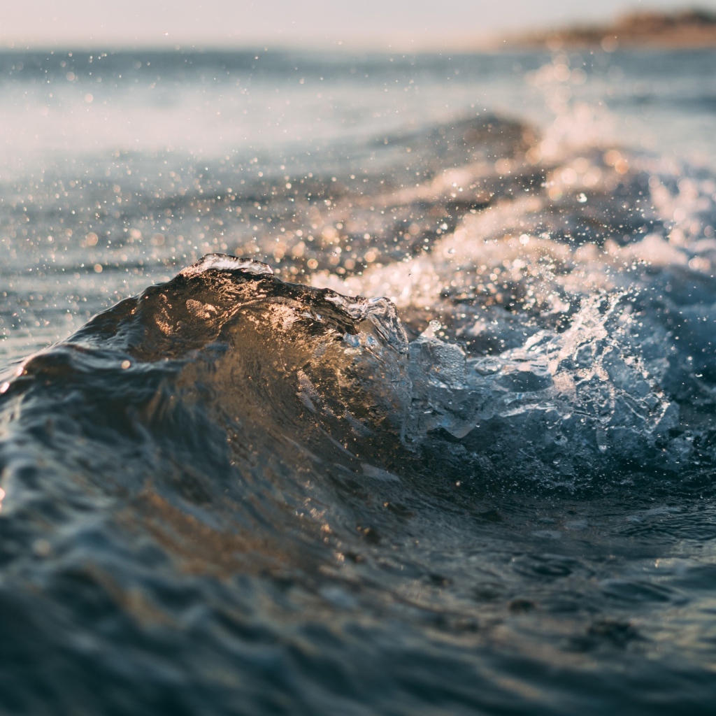 Бушующие морские волны у берега