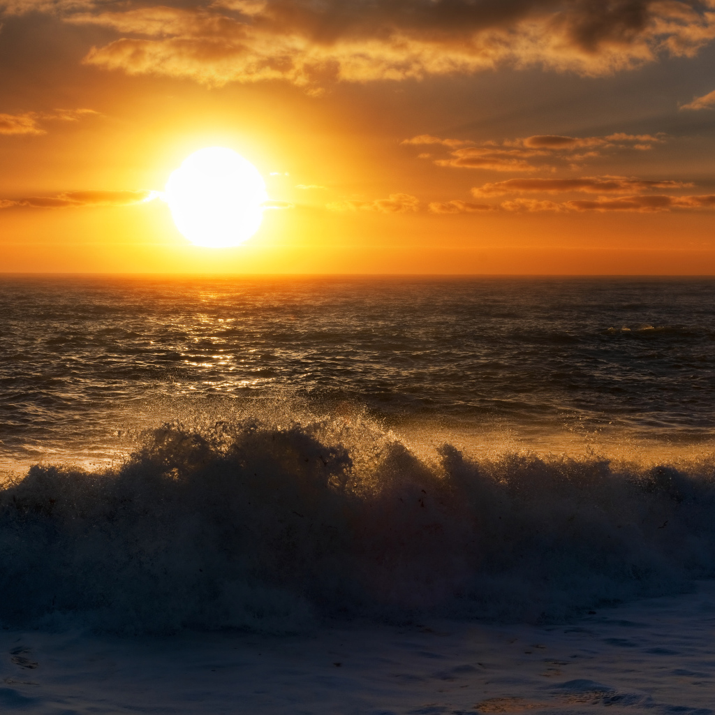 Красивый закат солнца в море 