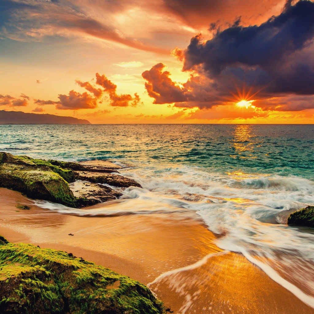 Красивый закат солнца на морском побережье 