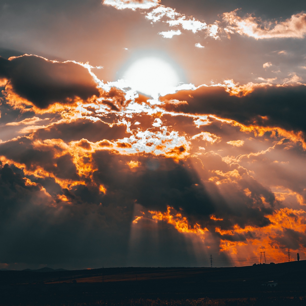 Яркое солнце в облаках на закате 
