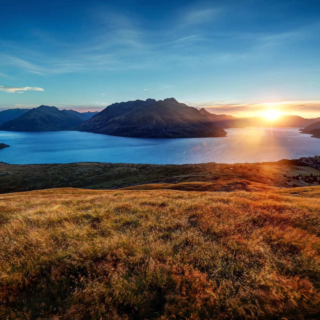 Рассвет над горами в голубом небе