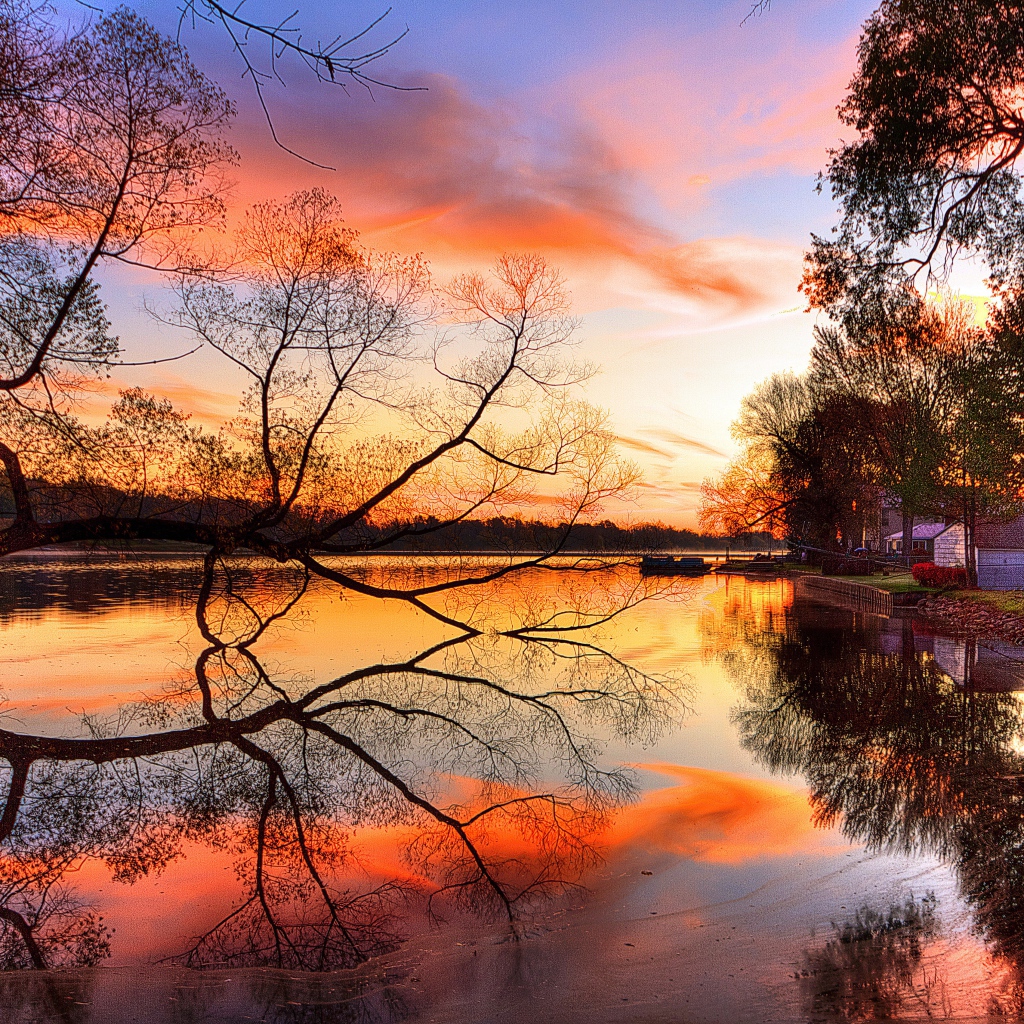 Розовый закат отражается в озере
