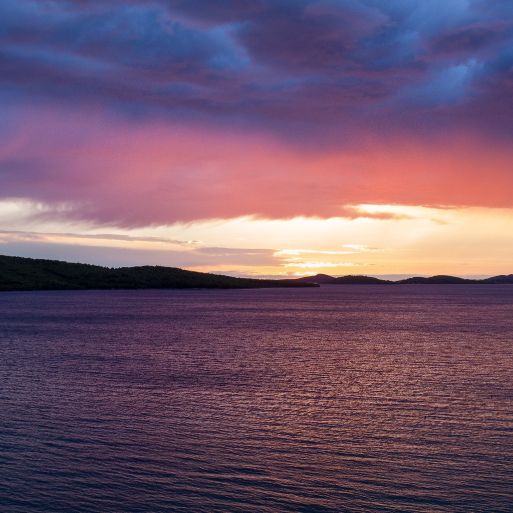 Спокойная вода в озере под красивым небом на закате