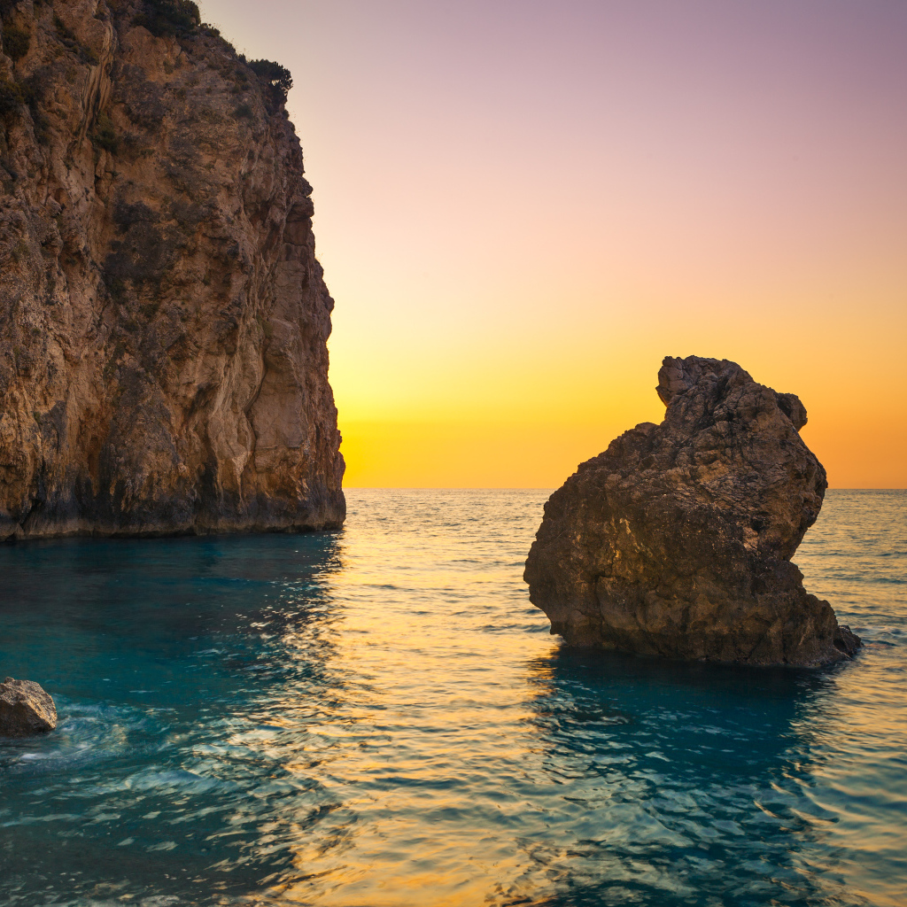 Скалы в океане на закате