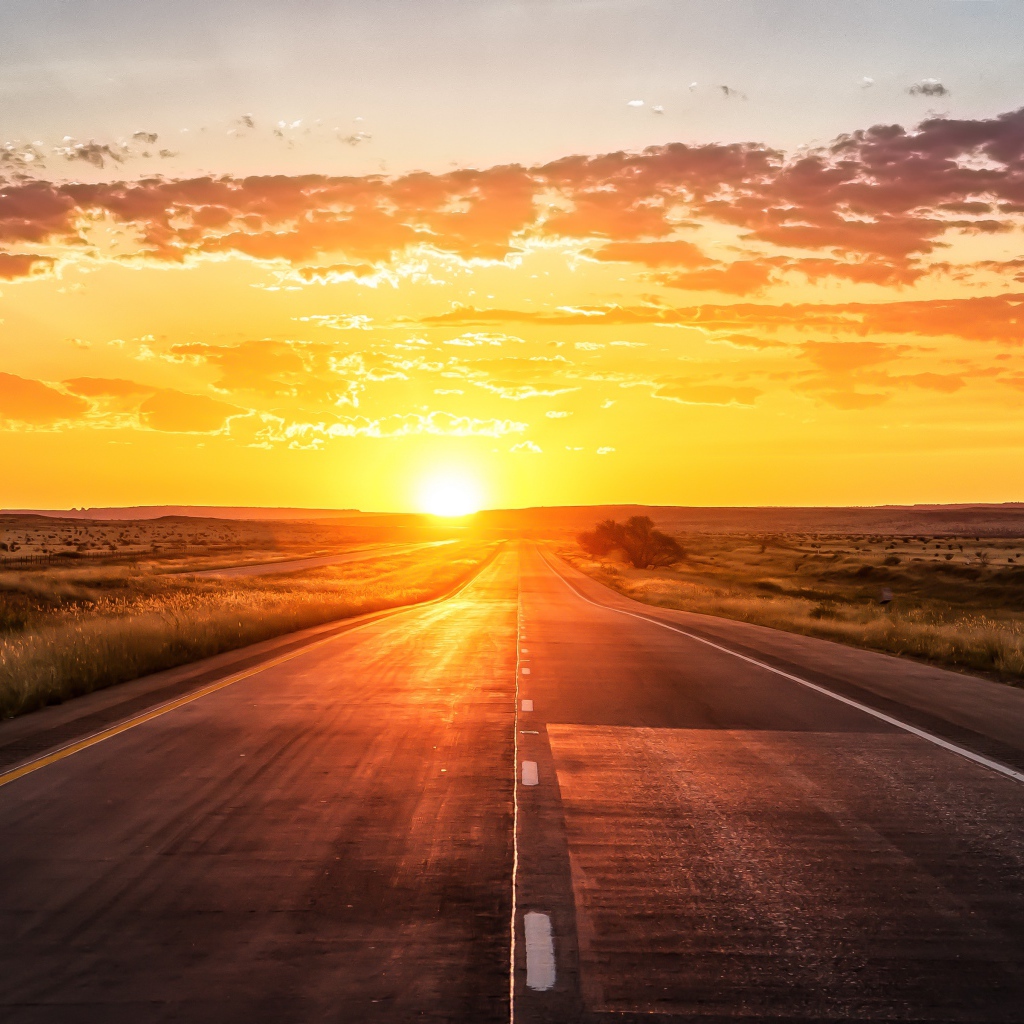 Ровная дорога на закате солнца 