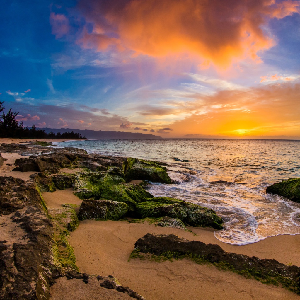 Каменный берег у моря на закате солнца