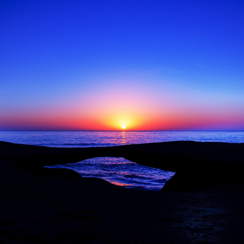 Закат солнца в голубом небе на морском горизонте 